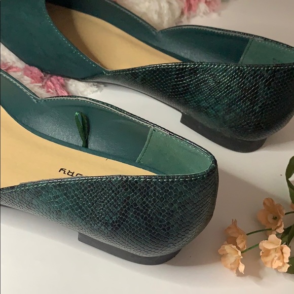 NWOB CL BY LAUNDRY TEAL FLATS - Picture 3 of 3